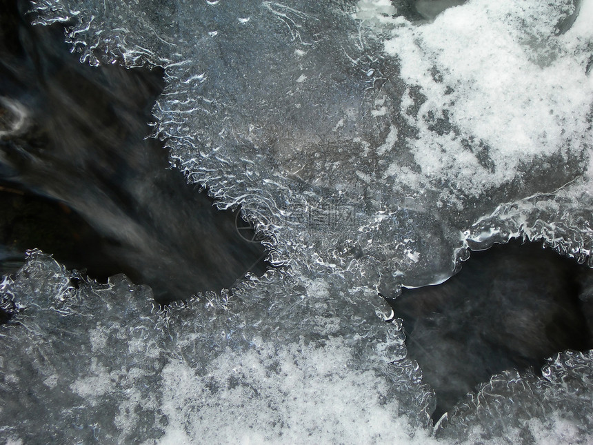 冷冻水水晶季节流动冻结冰柱宏观生态溪流晴天火花图片