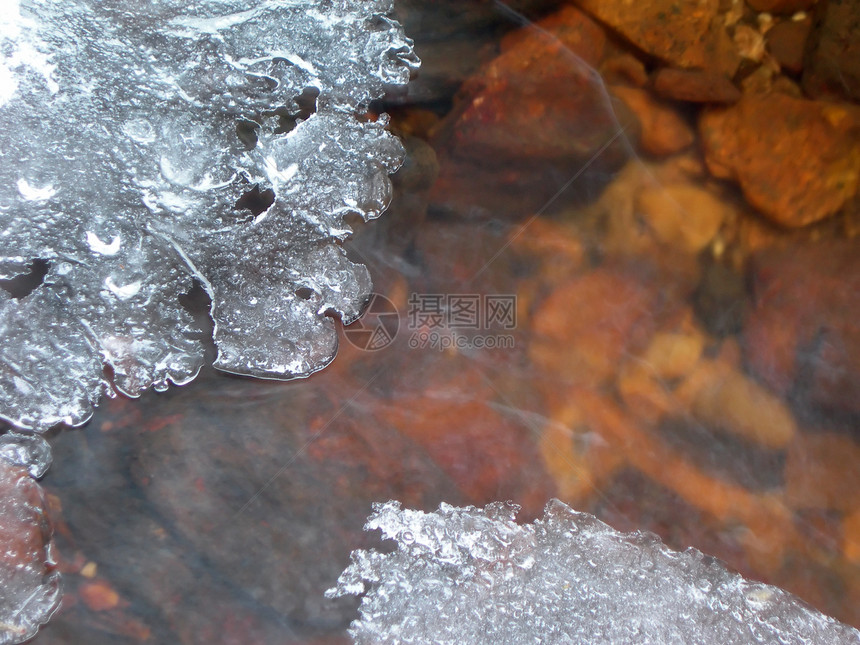 冻结河流动森林生态水晶季节石头宏观冰柱火花溪流图片