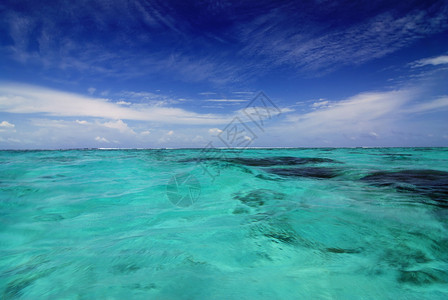 海异国情调蓝色海洋天空背景图片