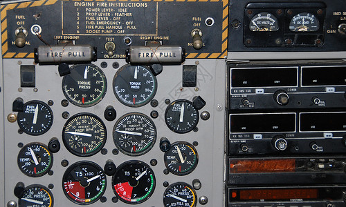 飞机驾驶舱飞行员控制板量具屏幕仪器仪表旅行速度表盘背景图片