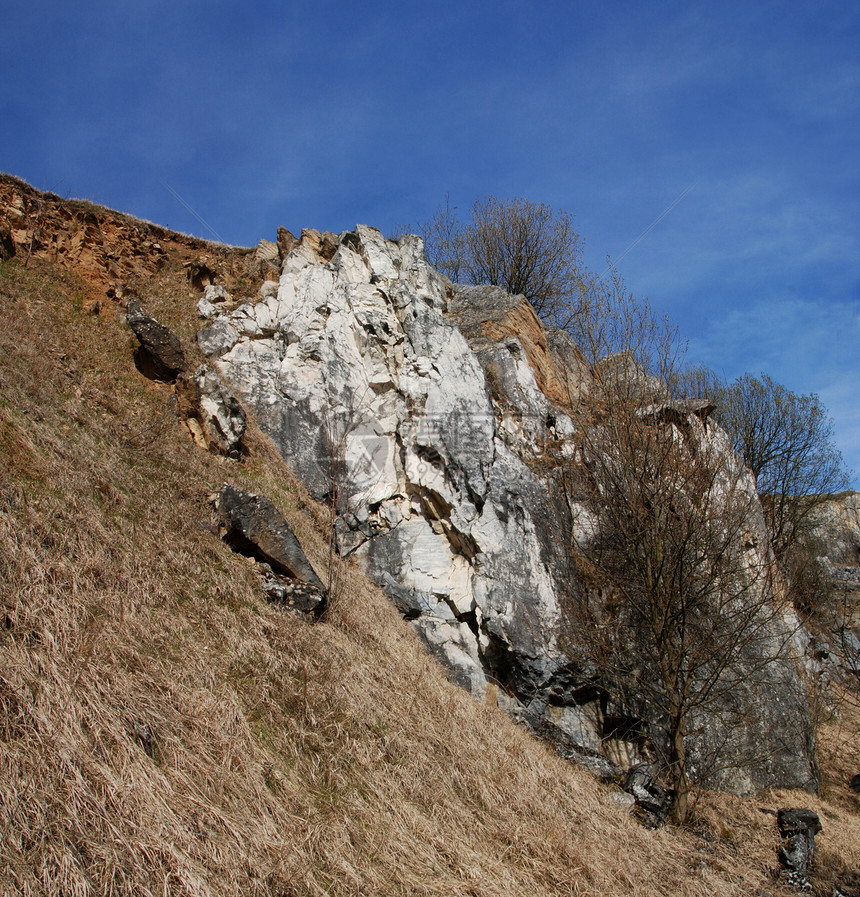 旧采石场爬坡天空岩石悬崖大理石公园白色远足图片