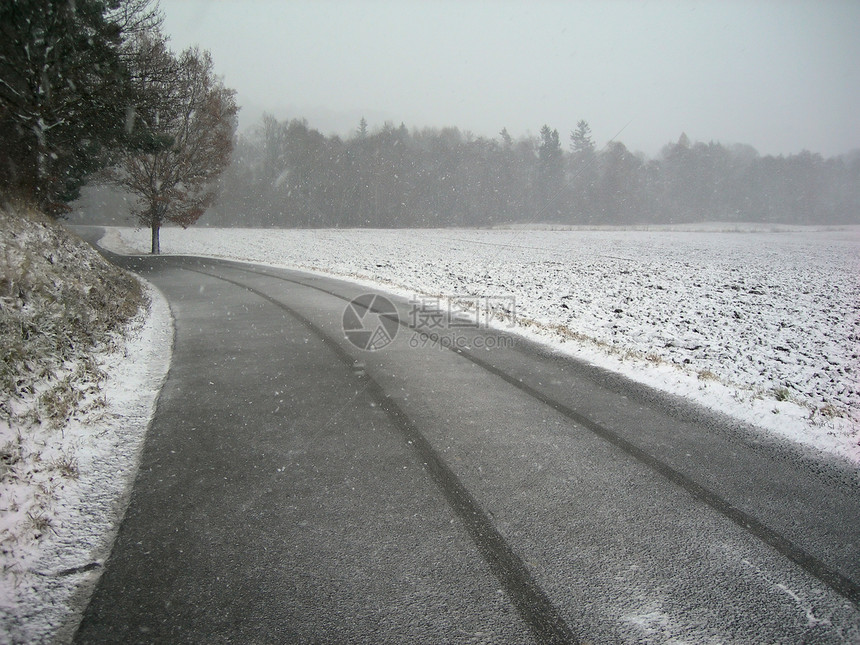 让它下雪吧森林穿越者寒冷场地沥青孤独暴风雪运输白色国家图片