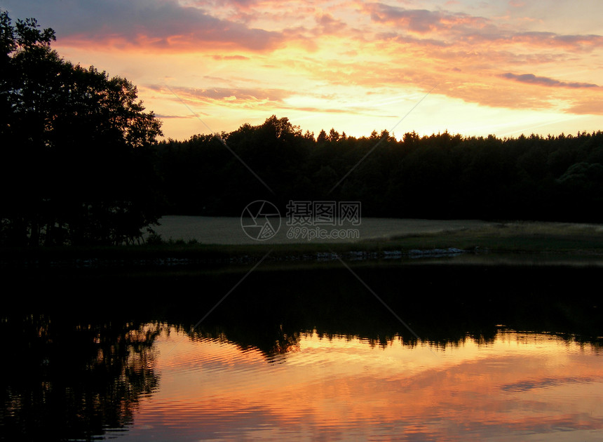 日落和湖泊蓝色耀斑辉光池塘镜子风景黑色森林天空公园图片