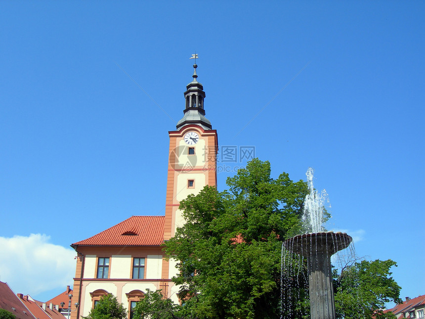 教堂和喷泉城市景观宗教钟楼建筑学建筑正方形风格广场图片