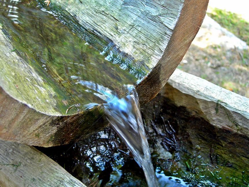 木匠和春天荒野公园瀑布森林山沟岩石衬套马槽溪流管道图片