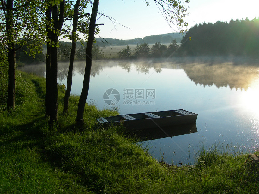 池塘和晨雾图片