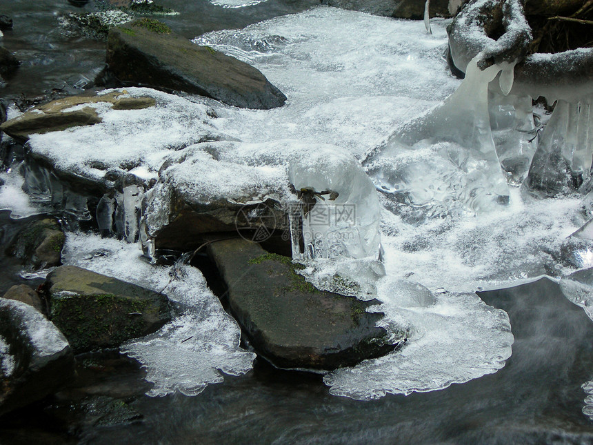 冰冻溪溪流火花季节森林冰柱冻结流动水晶晴天宏观图片