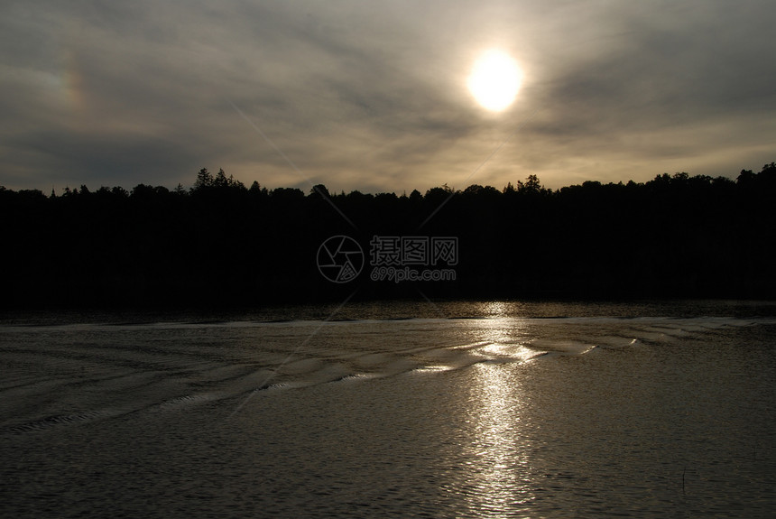 日落和湖泊地平线风景反射天空镜子公园蓝色森林池塘黑色图片