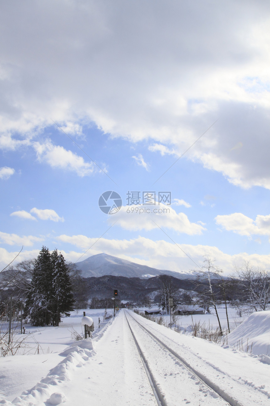 雪地和蓝天空白色蓝色场地雪原天空图片