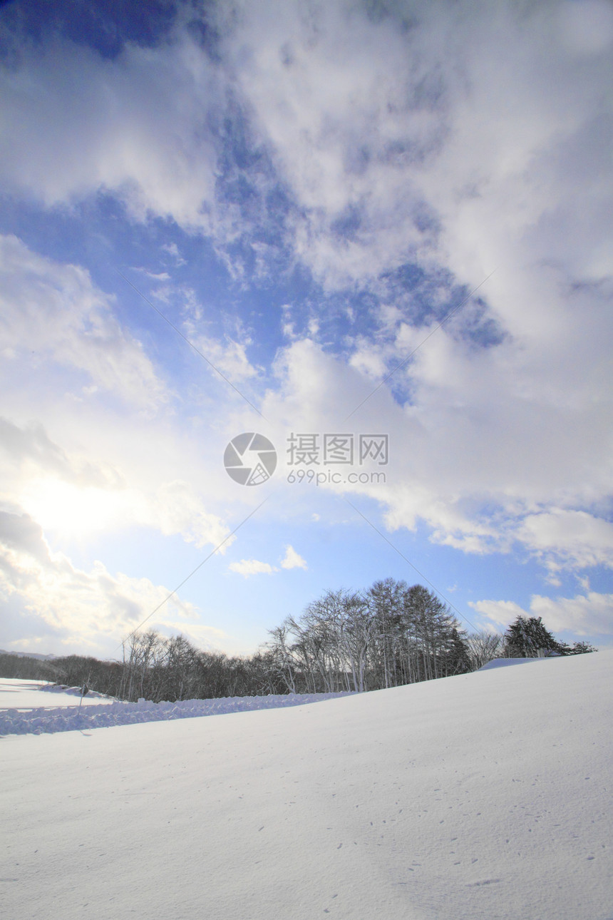 雪地和蓝天空白色天空蓝色雪原场地图片