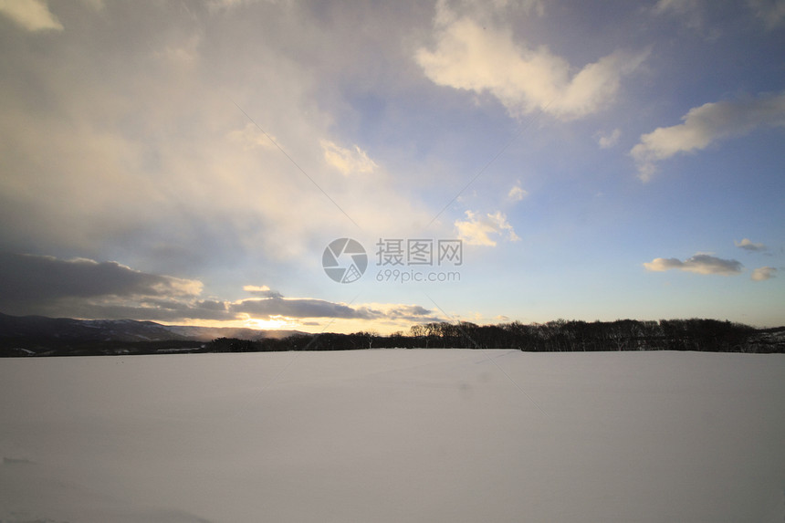 雪地和蓝天空晴天场地蓝色天空白色图片