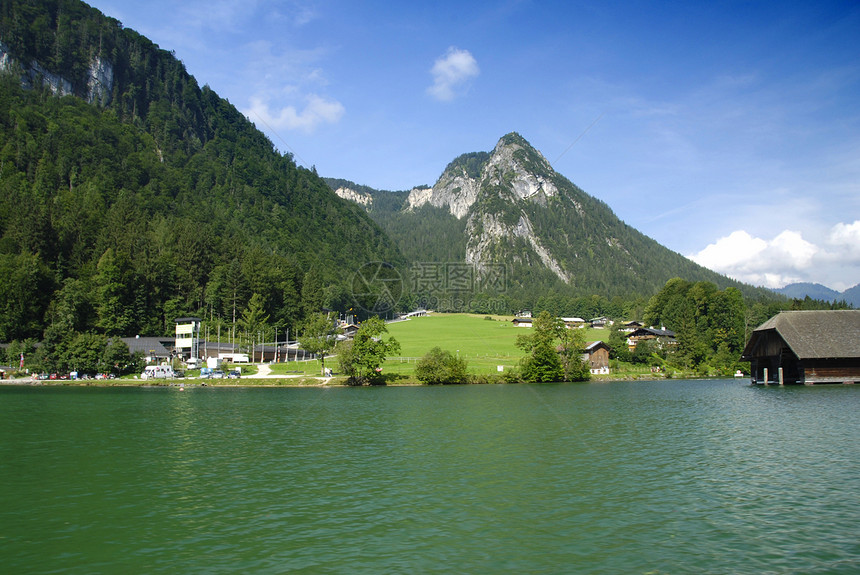 德国湖湖山脉高山树木丘陵房子蓝色柱子天空悬崖国王图片