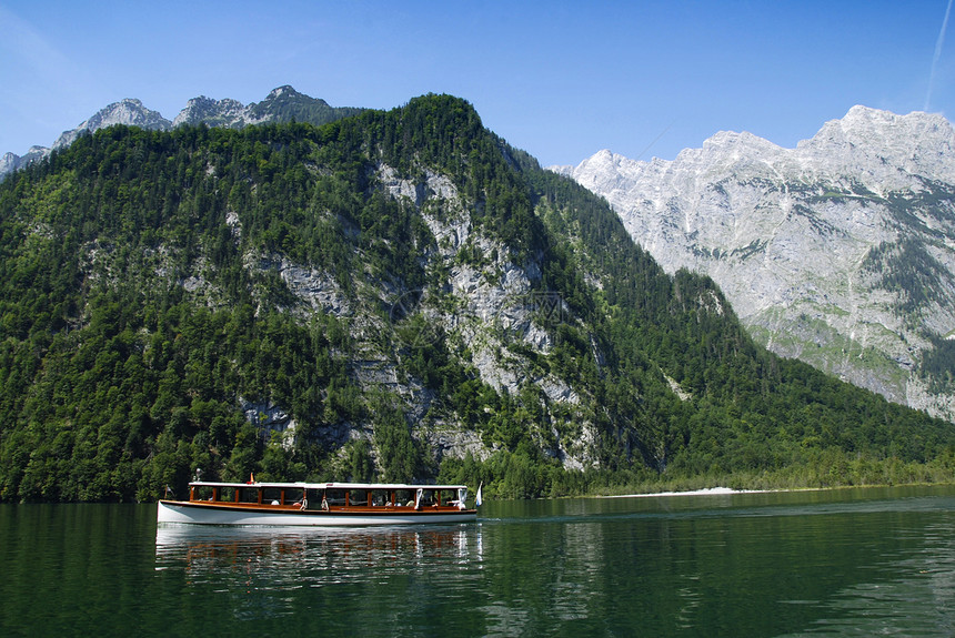 阿尔卑斯河和阿尔卑斯山国王蓝色悬崖天空高山旅行森林远足丘陵游客图片