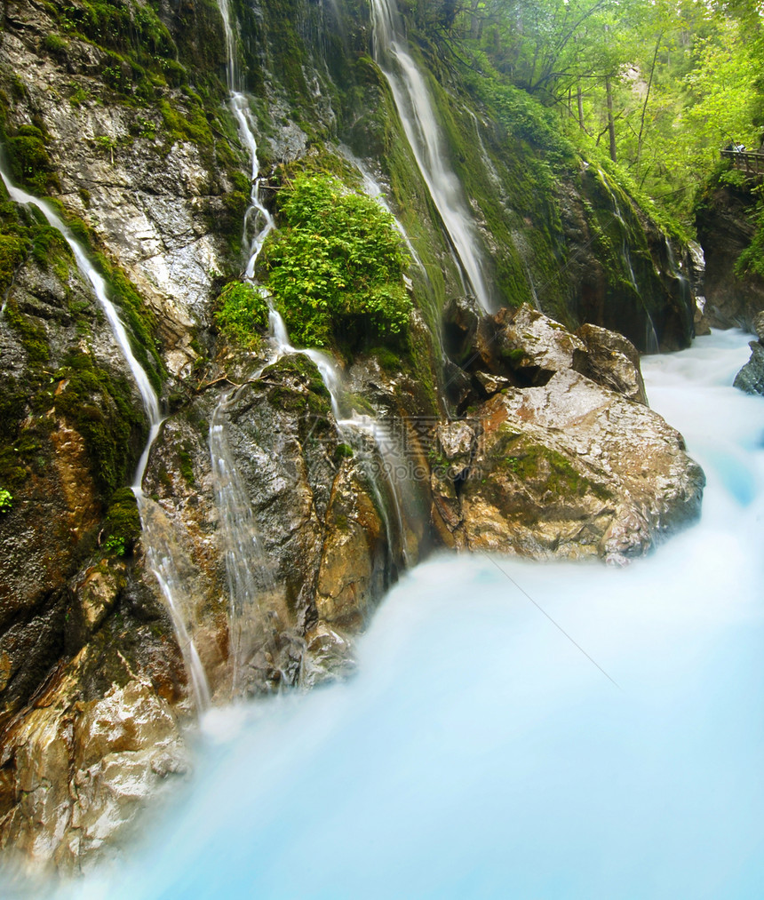 阿尔卑山溪荒野树木山脉瀑布环境岩石高山峡谷蓝色石头图片