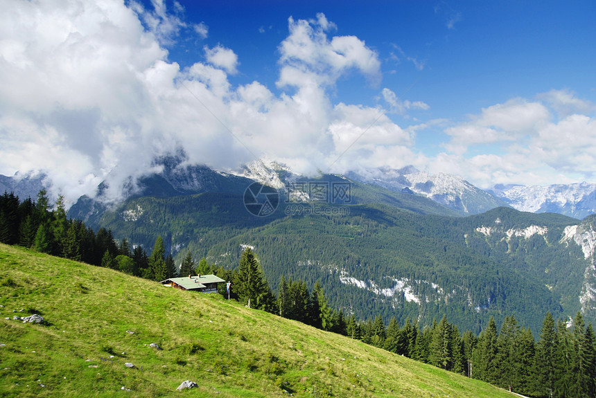 阿尔卑斯山的房屋森林登山山脉农村丘陵岩石顶峰旅行远足牧场图片