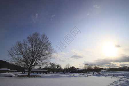雫井司冬季伊瓦特山和雪田阴影粉末蓝色雪原地区天空背景