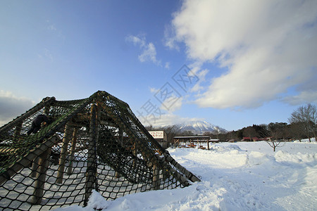 雫井司冬季伊瓦特山和雪田雪原蓝色天空粉末阴影地区背景