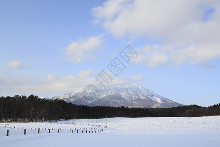 冬季伊瓦特山和雪田阴影粉末天空雪原蓝色地区高清图片