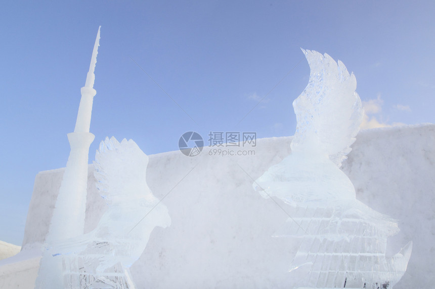 日本日积雪节雕刻雕像冻结季节雪祭蓝天图片