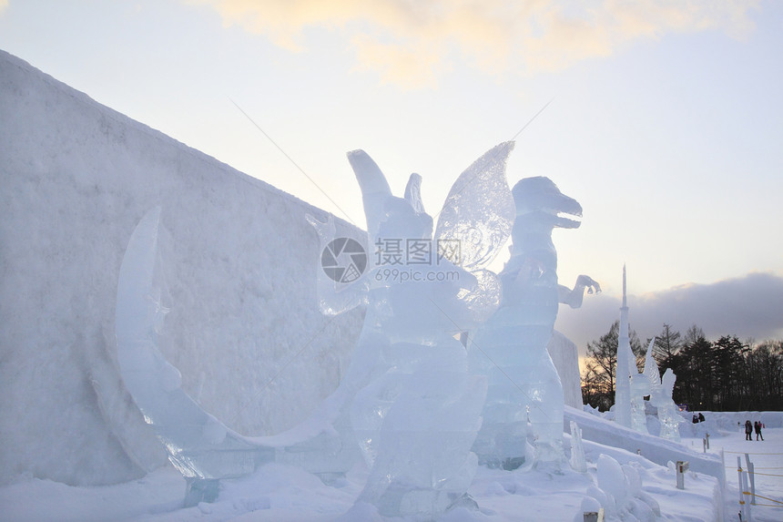 日本日积雪节雕像冻结蓝天雕刻雪祭季节图片