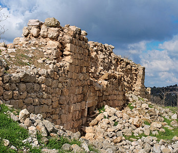 以色列耶路撒冷附近的Itab堡十字军城堡的废墟天空建筑历史性蓝色历史考古学多云堡垒丘陵石头背景