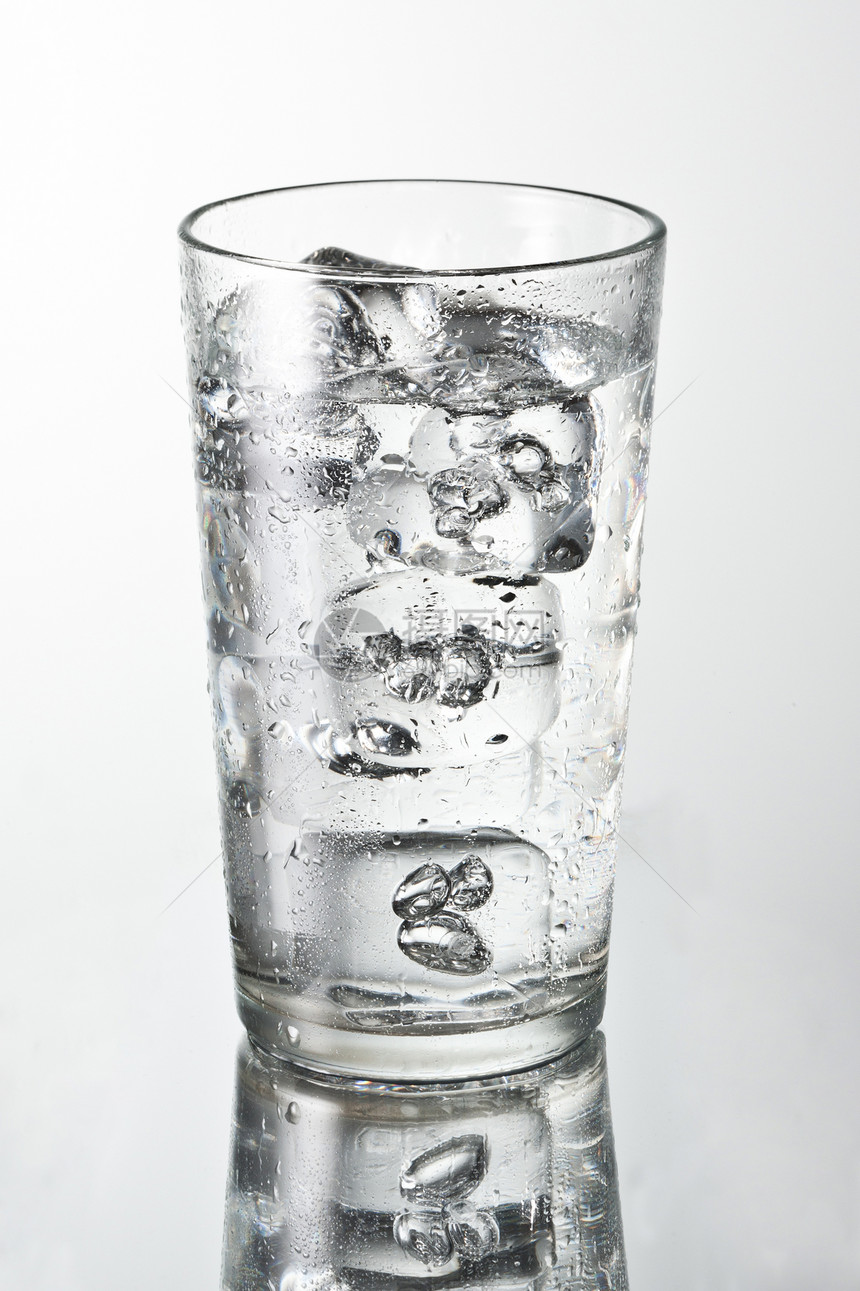 冷水杯液体白色玻璃冻结反射立方体气泡图片