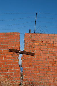 红砖破墙砖块建筑学石膏石头房子衰变裂缝建筑水泥砂浆背景图片