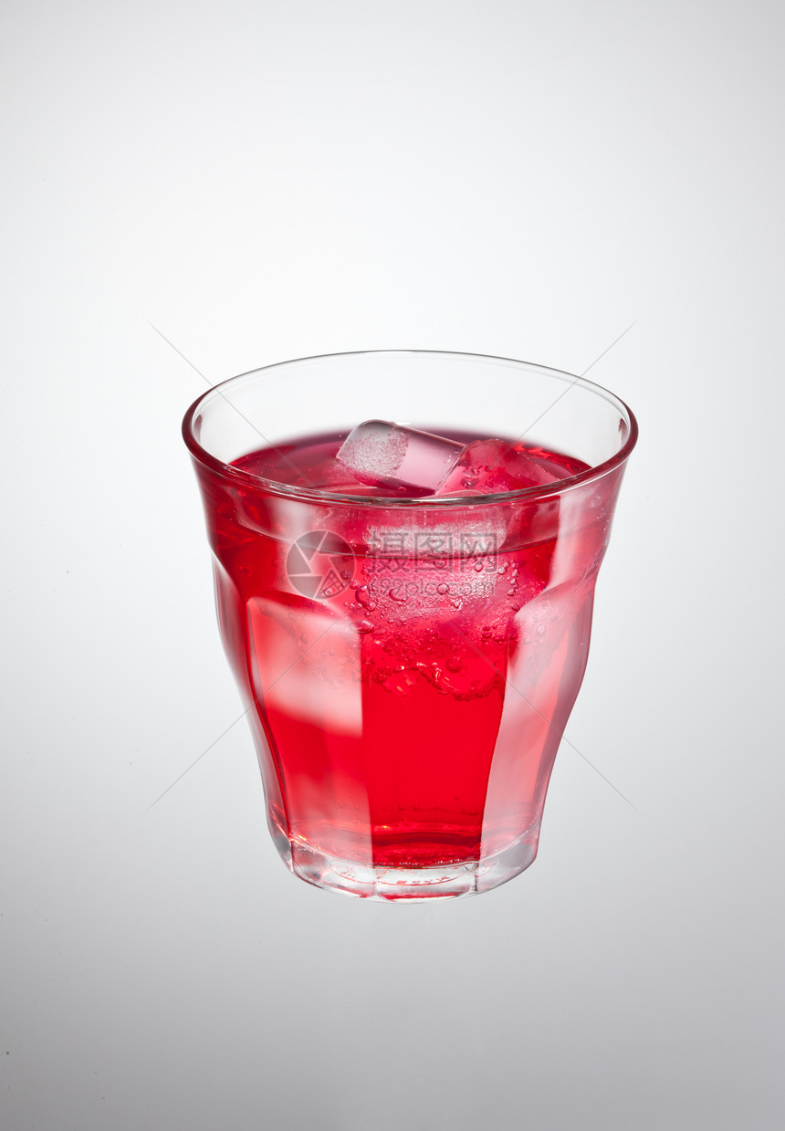 红蔓越莓饮料气泡苏打果汁红色玻璃立方体高脚杯液体图片