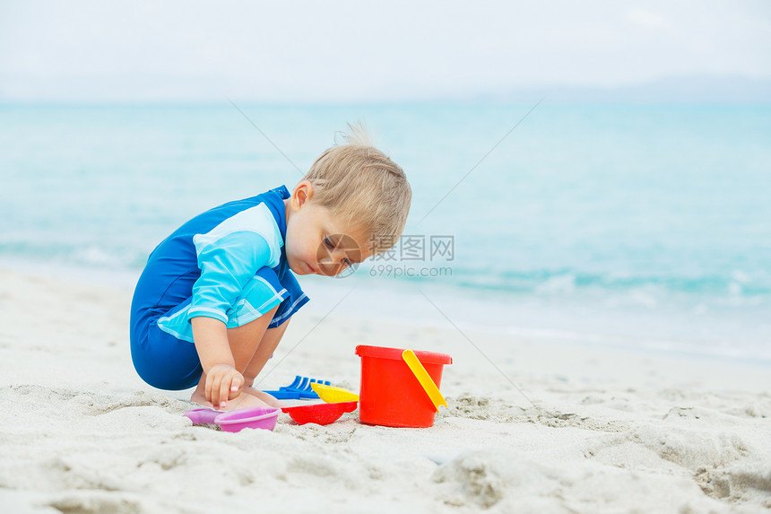 在热带海滩玩沙滩玩具的男孩男性异国婴儿男生儿童假期支撑旅行天堂海鱼图片