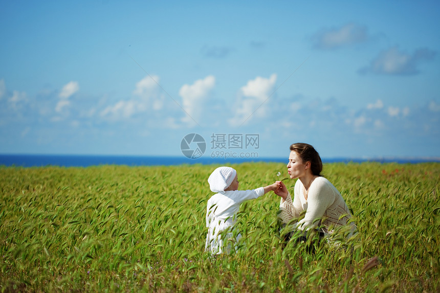 母母亲儿童家庭天空快乐场地女孩孩子乐趣女儿闲暇图片