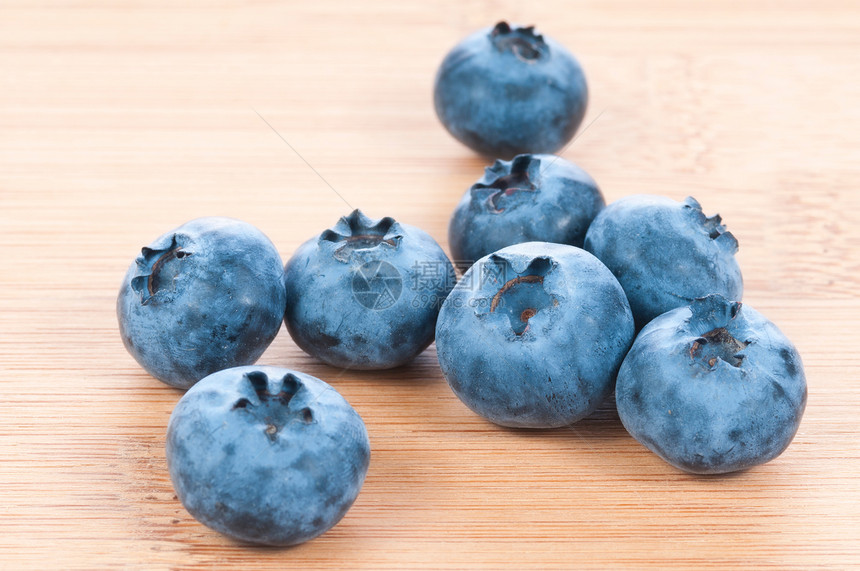 木背上新鲜的蓝莓季节宏观美食甜点蓝色小吃木头饮食收成食物图片