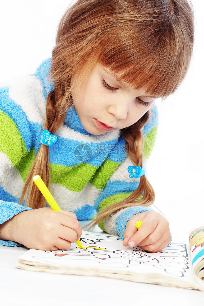 少女绘画白色说谎女儿育儿创造力画家童年艺术家铅笔婴儿图片