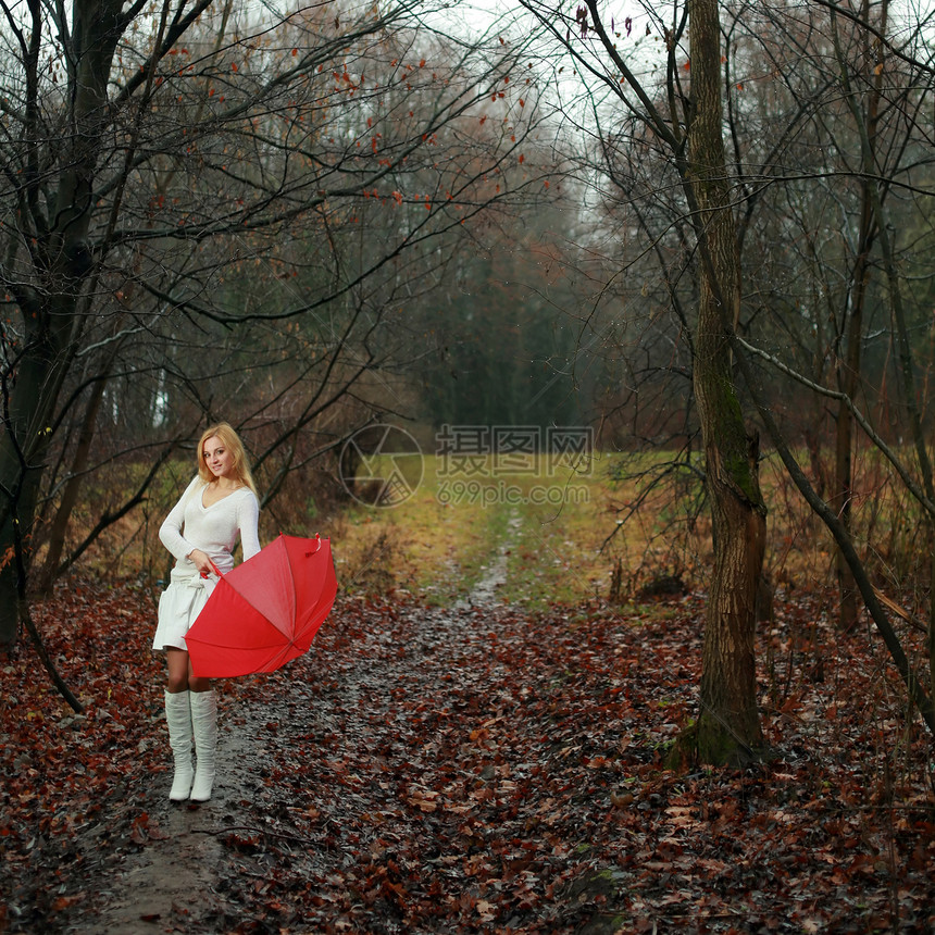 公园里的女人天气活动叶子女孩红色女性闲暇生活季节森林图片