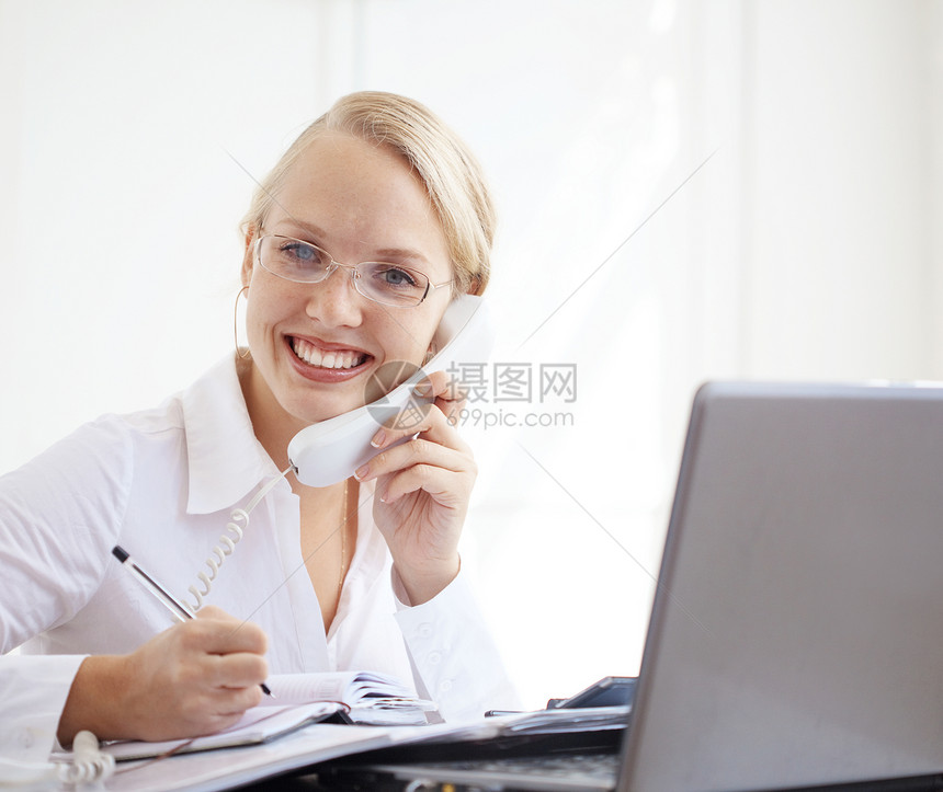 商业妇女眼镜快乐电脑职场微笑电话商务工作女性正装图片