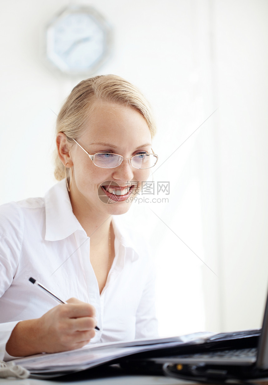 商业妇女微笑电脑金发女郎人士女性女士办公室桌子经理女孩图片