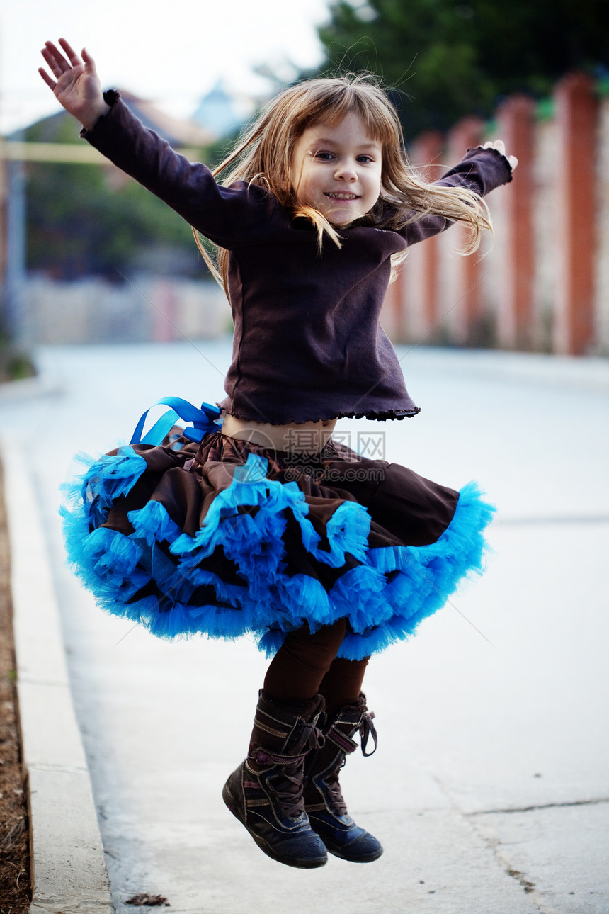 可爱的小女孩衬裙跳跃女性衣服女孩街道运动快乐童年裙子图片