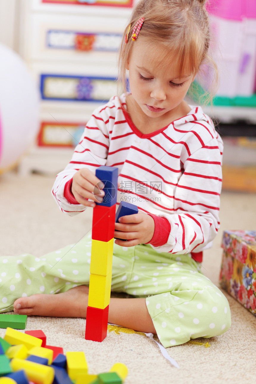 儿童玩砖头游戏幼儿园育儿专注教育闲暇女孩童年乐趣积木金字塔图片