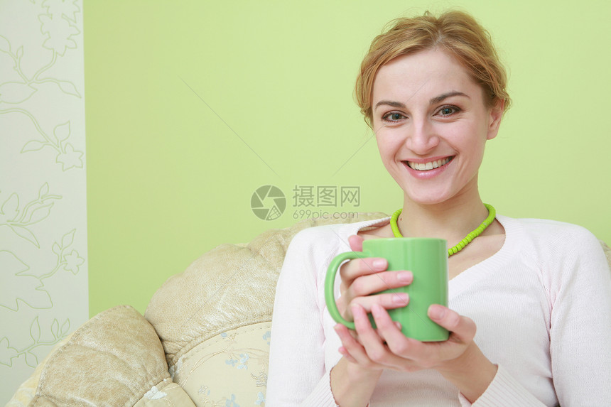 快乐的女人咖啡杯子女性早餐休息指甲微笑幸福绿色图片