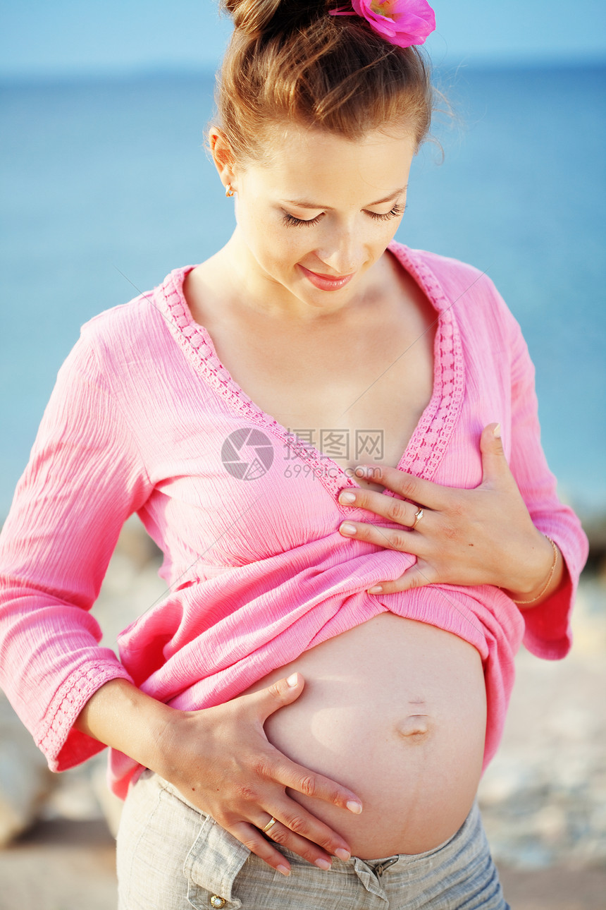 怀孕闲暇父母肚子女孩分娩福利冒充成人母亲海滩图片