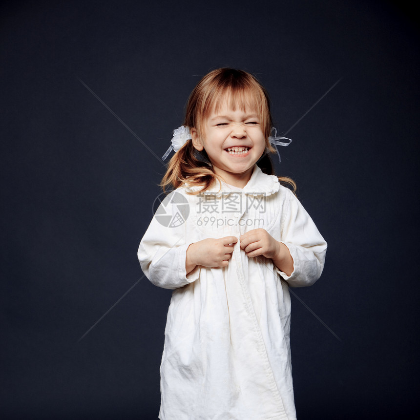 可爱的女女孩灰色敷料童年情绪化女性裙子婴儿孩子女孩情绪图片