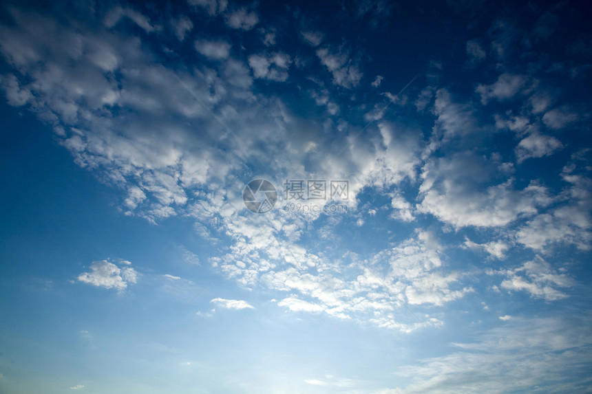 云层白色天气蓝色气氛地平线环境天蓝色天空多云云景图片