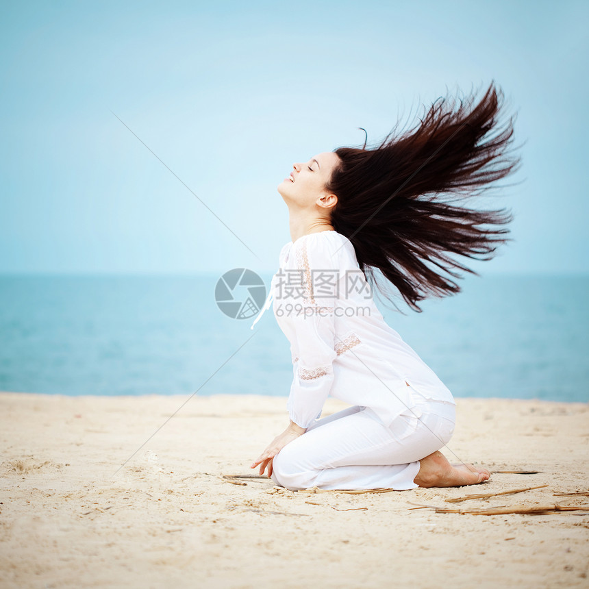 海滩上的女人休息运动海洋活力旅行闲暇天堂自由天空女性图片