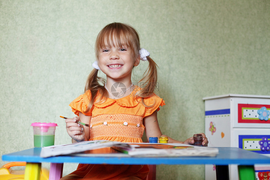 家中儿童绘画微笑桌子快乐游戏孩子童年乐趣女孩学习刷子图片