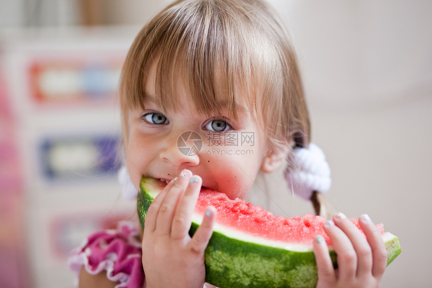 有趣的孩子吃西瓜味道食物保健饥饿苗圃眼睛女孩乐趣蔬菜紧缩图片