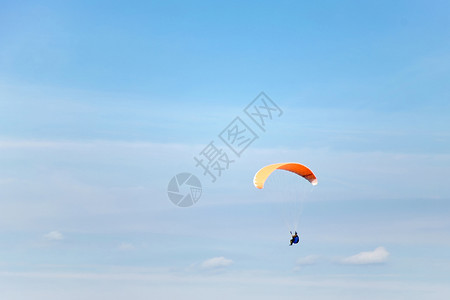 滑滑动蓝色运动员天空降落伞自由车辆风险勇气乐趣背景图片