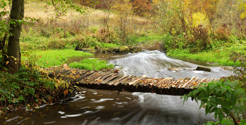 脚桥生态叶子瀑布速度天桥岩石全景荒野木头行人图片