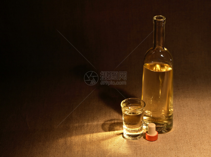 黑暗时葡萄酒瓶子饮食饮料酒杯静物月光玻璃帆布农场酒精图片