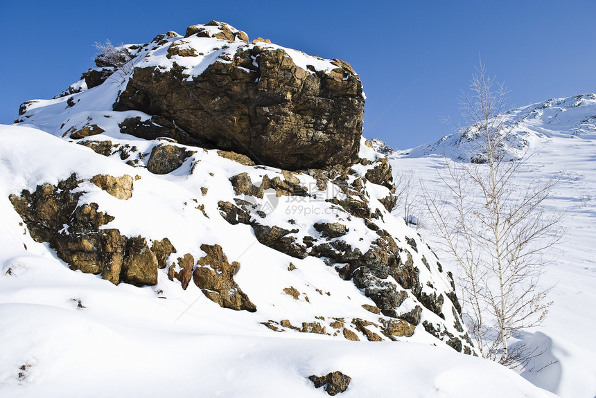 雪山蓝色冻结天气爬坡石头日光白色人行道天空图片