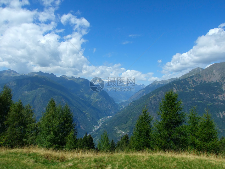 山山脉旅游远景弹簧牧场蓝色登山土地地平线顶峰国家图片