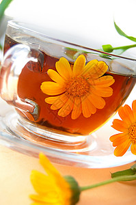 配有卡黄花花的治疗茶绿色饮料黄色橙子花朵药品食物草本植物文化杯子背景图片